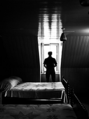 Homme à la fenêtre